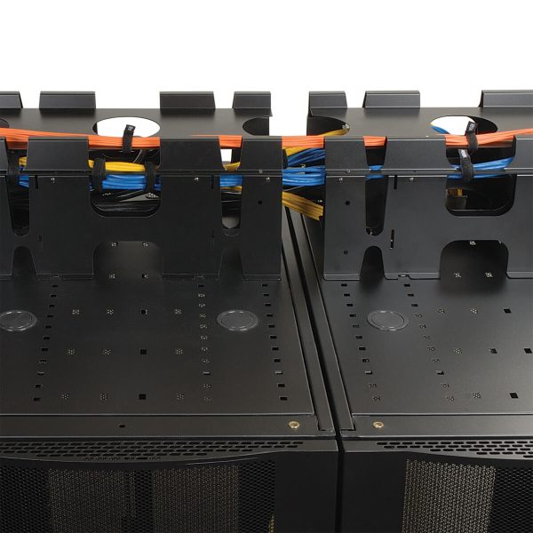 Tripp Lite SRCABLETRAY Canaleta para cables SmartRack instalada en el techo - permite rutear el cable y segregar cables de energía/datos - Imagen 3