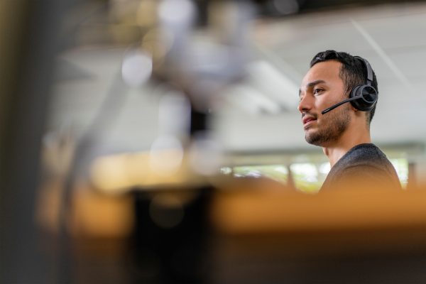 POLY Auriculares USB-C Voyager 4320 con certificación de Microsoft Teams + adaptador BT700 - Imagen 3