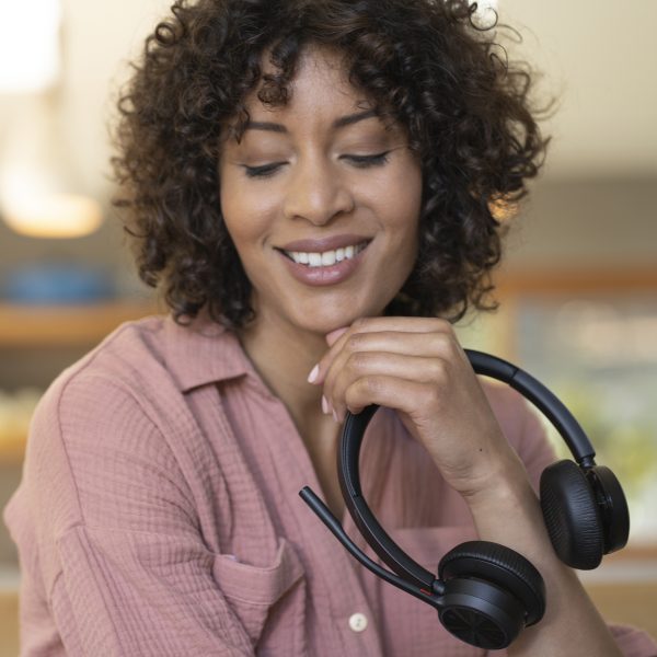 Poly Auriculares Voyager 4320 USB-A + llave BT700 - Imagen 4