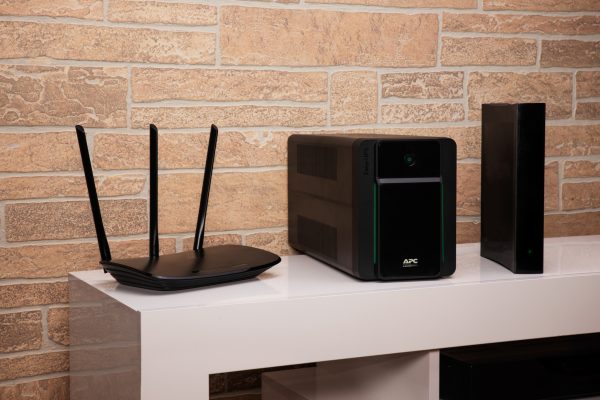 APC Easy UPS sistema de alimentación ininterrumpida (UPS) Línea interactiva 1.2 kVA 650 W 6 salidas AC - Imagen 3