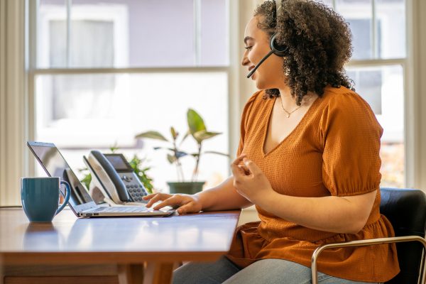 POLY Voyager 4320 certificados para Microsoft Teams, Auriculares USB-A + Dongle BT700 - Imagen 3