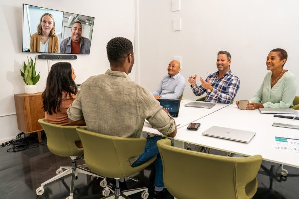 POLY Studio X52 All-In-One Video Bar with TC10 Controller Kit with Poly+ 1year sistema de video conferencia - Imagen 3